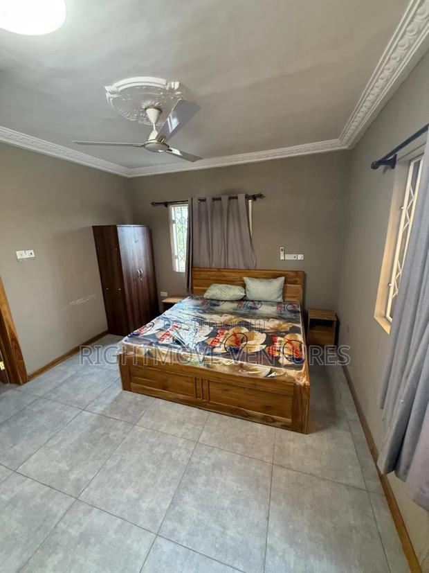 Fully Furnished 3 Master Bedrooms Apartment for Short Stay · Photo 4