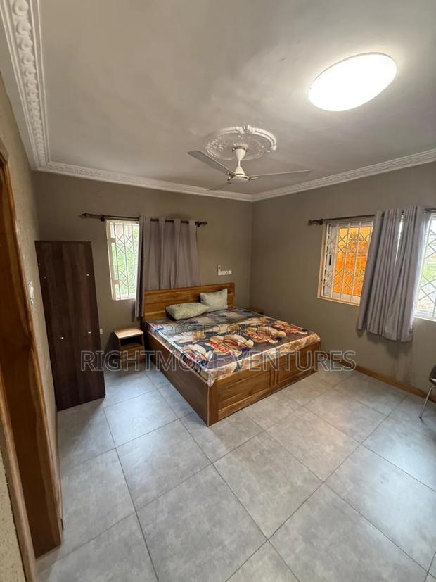 Fully Furnished 3 Master Bedrooms Apartment for Short Stay · Photo 5