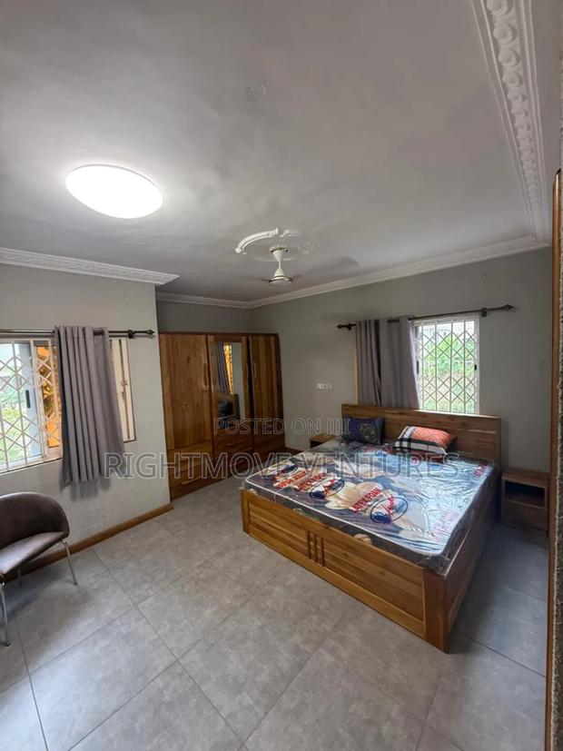 Fully Furnished 3 Master Bedrooms Apartment for Short Stay · Photo 6