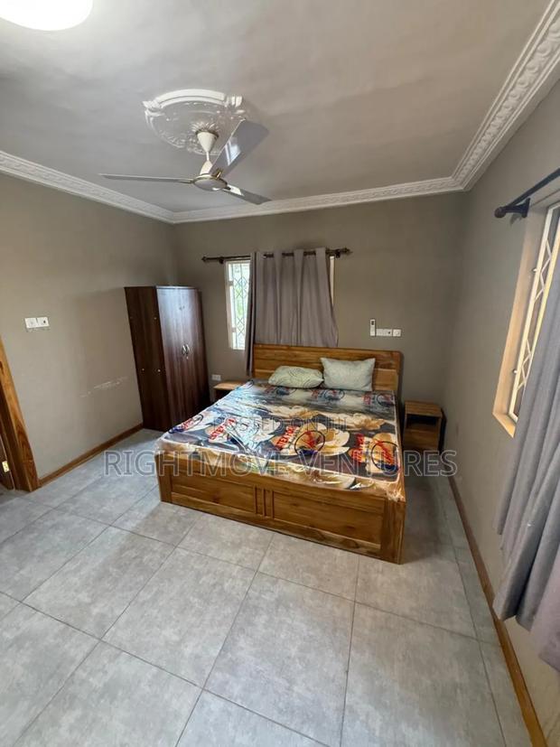 Fully Furnished 3 Master Bedrooms Apartment for Short Stay · Photo 7