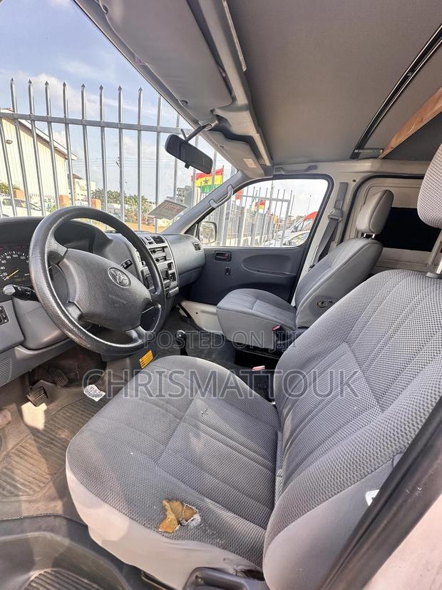 Toyota HiAce 2013 White · Photo 4