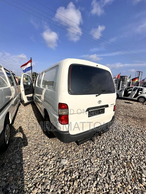 Toyota HiAce 2013 White · Photo 6