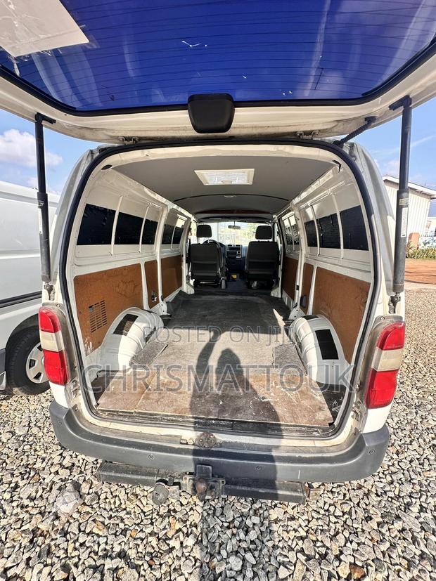 Toyota HiAce 2013 White · Photo 5