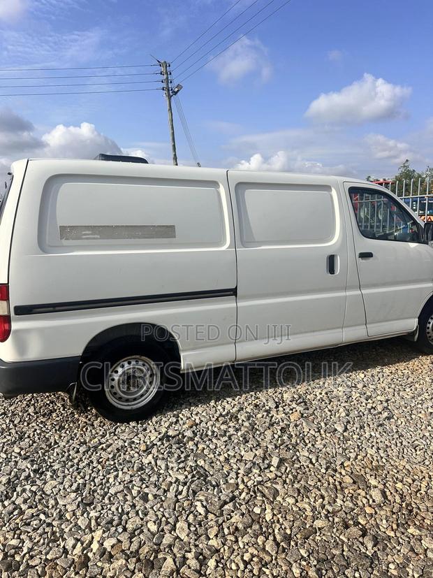 Toyota HiAce 2013 White · Photo 3
