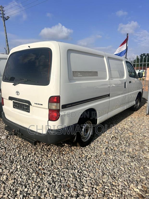 Toyota HiAce 2013 White · Photo 2