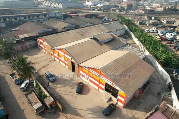 2500sqm Warehouse for Sale at Accra Central Graphic Road · Photo 4