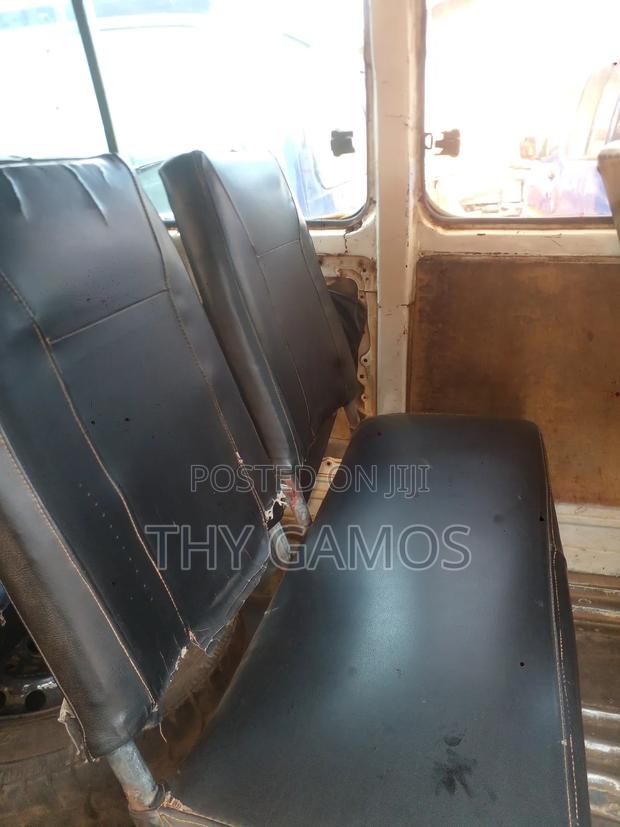 Toyota HiAce 1998 White · Photo 5