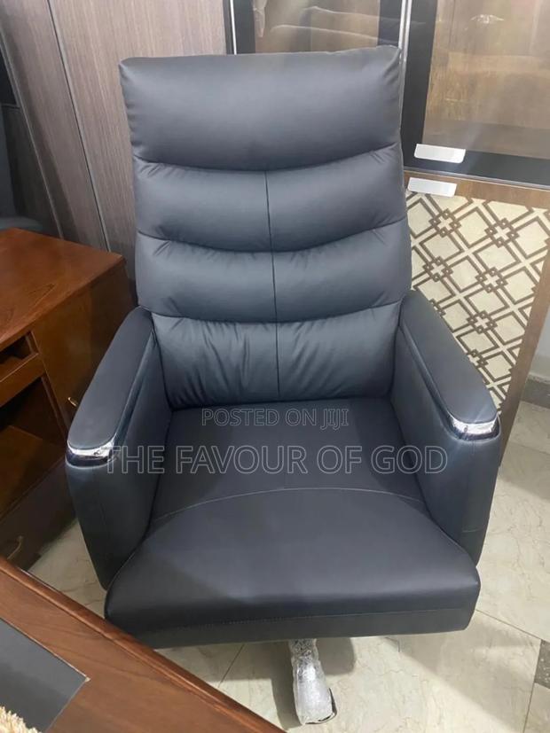 Strong and Well Grounded Executive Office Chair · Photo 1