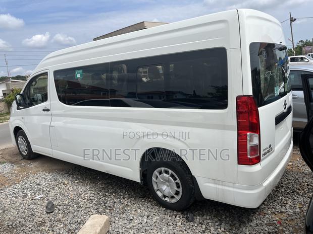 Toyota HiAce 2020 White · Photo 2