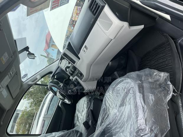 Toyota HiAce 2020 White · Photo 5