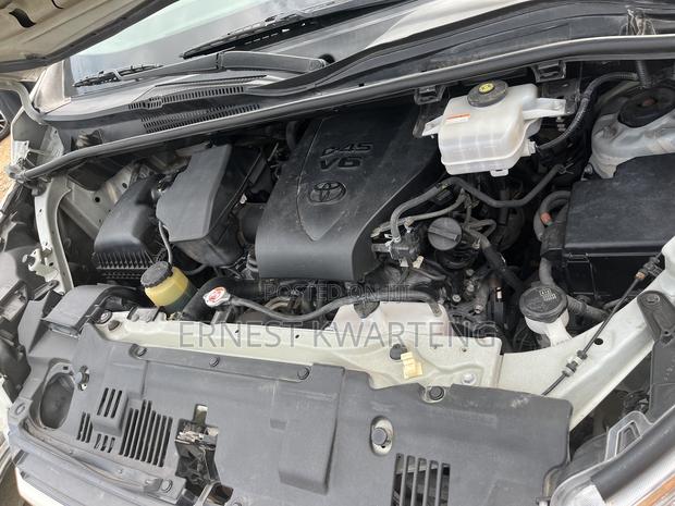 Toyota HiAce 2020 White · Photo 4
