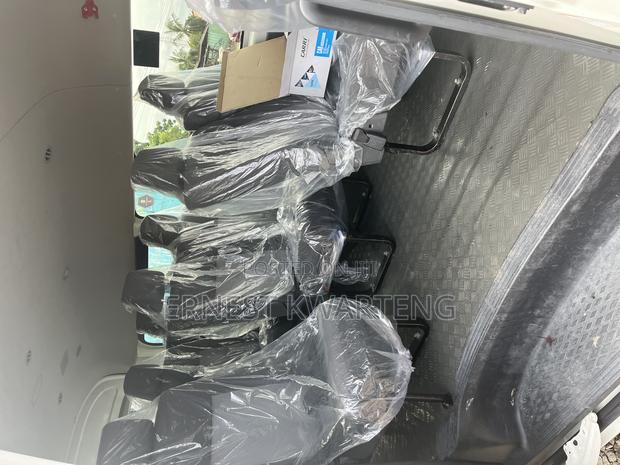 Toyota HiAce 2020 White · Photo 6