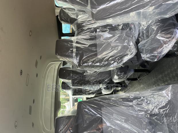 Toyota HiAce 2020 White · Photo 7