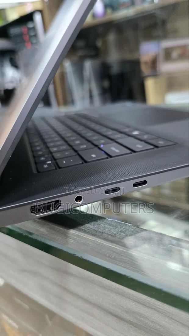 Laptop Dell Precision 5680 64GB Intel Core I9 SSD 2T · Photo 3
