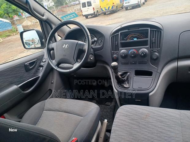Hyundai H1 2009 Blue · Photo 8