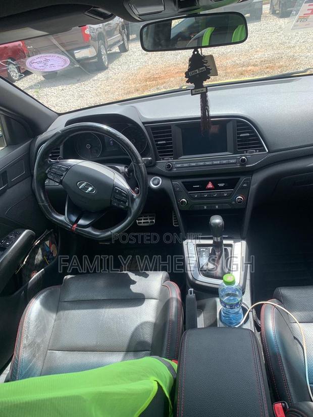 Hyundai Elantra Sport 2018 Gold · Photo 4