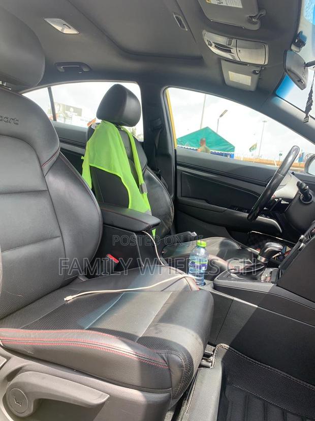 Hyundai Elantra Sport 2018 Gold · Photo 3