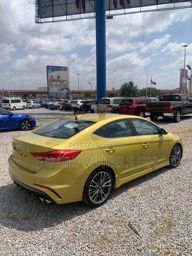 Hyundai Elantra Sport 2018 Gold · Photo 2