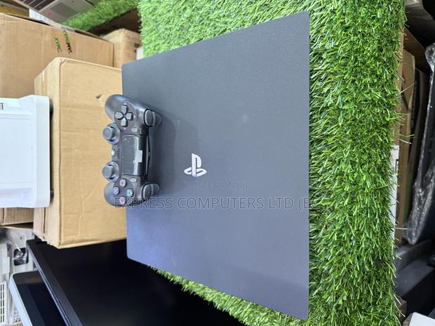 Playstation 4 Pro Console Display With One Controller and One Cd · Photo 4