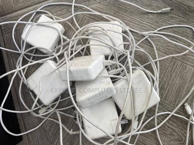 Apple 61 Watts Usb-C Power Adapter With Typy -C Cable Uk Home Used · Photo 3