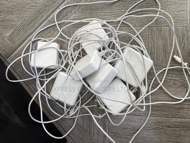 Apple 61 Watts Usb-C Power Adapter With Typy -C Cable Uk Home Used · Photo 1