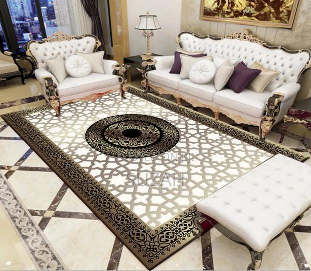 Woolen Center Rug · Photo 1