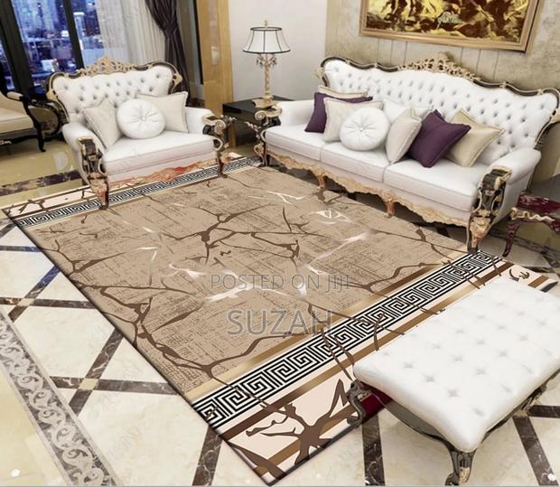 Designer Woolen Rug · Photo 1