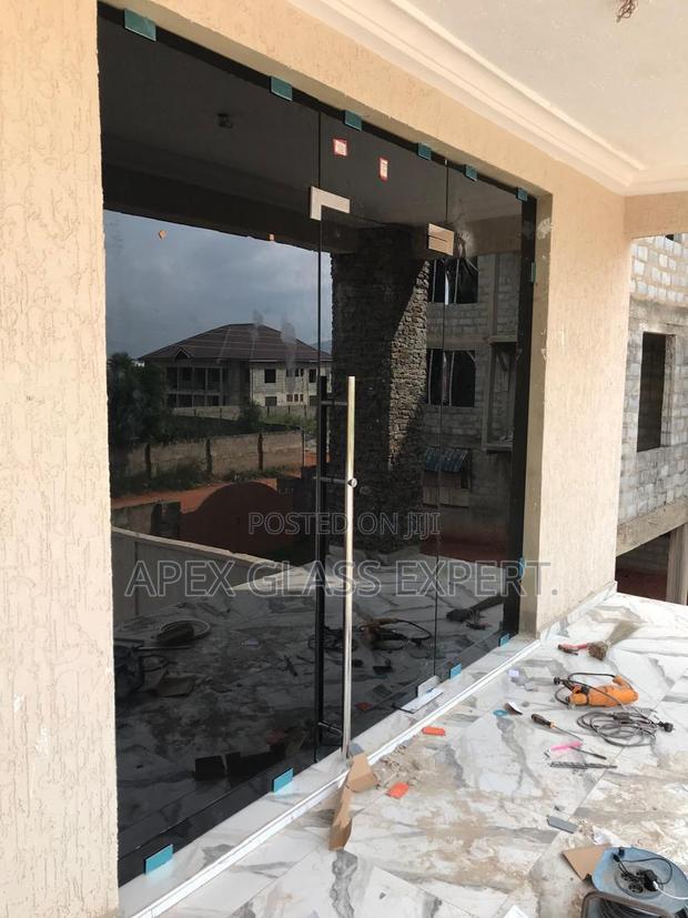 10mm Frameless Dark Glass · Photo 1