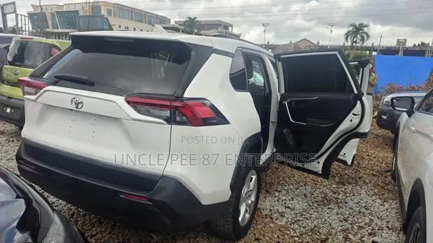Toyota RAV4 2020 White · Photo 1