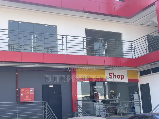 Newly Built Shop for Rent in Comm.25 Tema 4rent · Photo 2