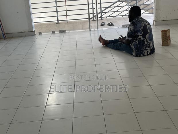 Newly Built Shop for Rent in Comm.25 Tema 4rent · Photo 3