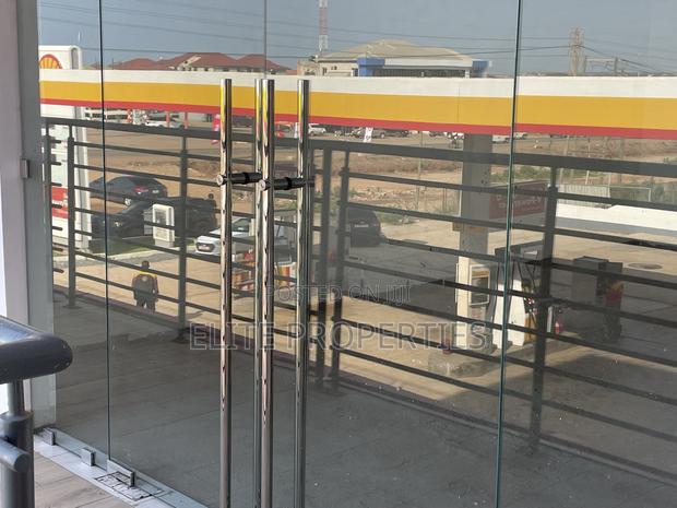 Newly Built Shop for Rent in Comm.25 Tema 4rent · Photo 6