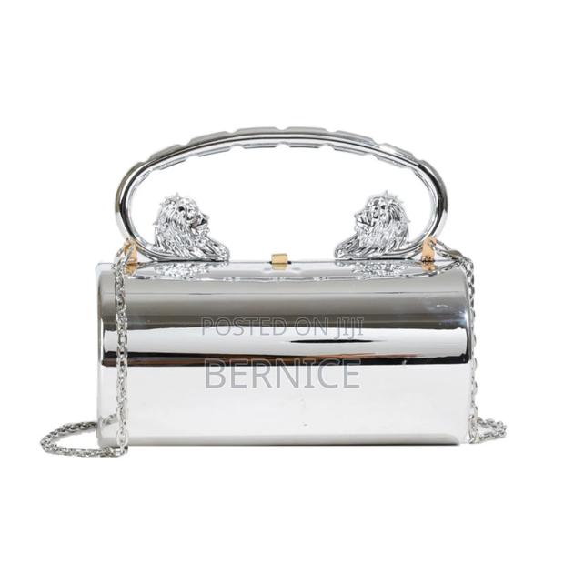 Stylish Glossy Clutch · Photo 2