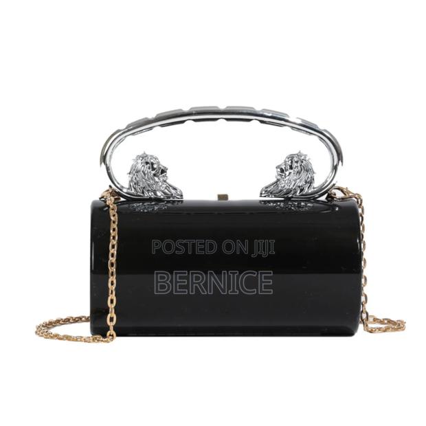 Stylish Glossy Clutch · Photo 3