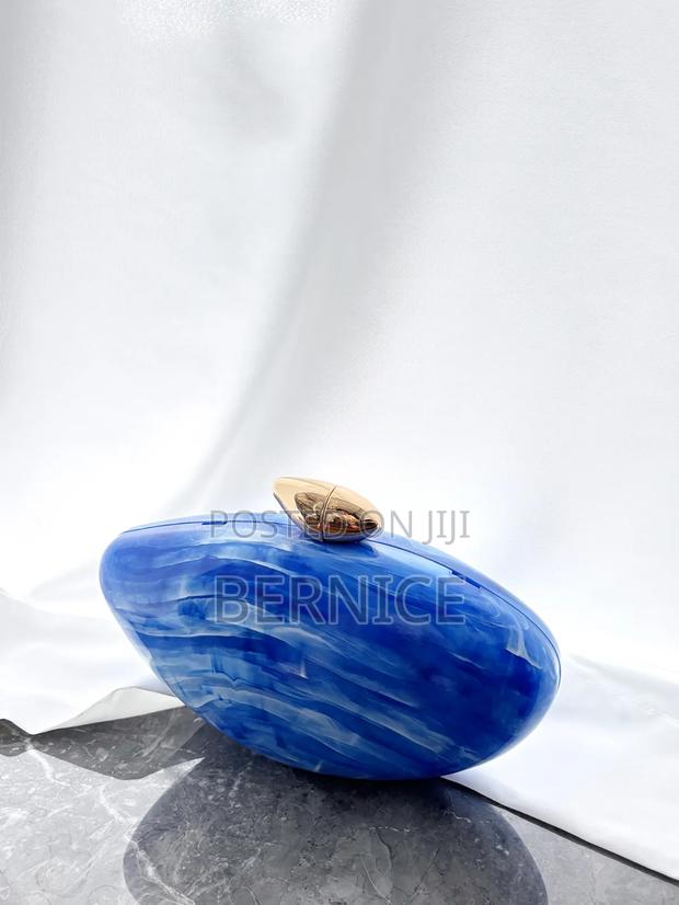 Elegant Blue Oval Clutch Bag – Stylish Unique Acryclic Design · Photo 1