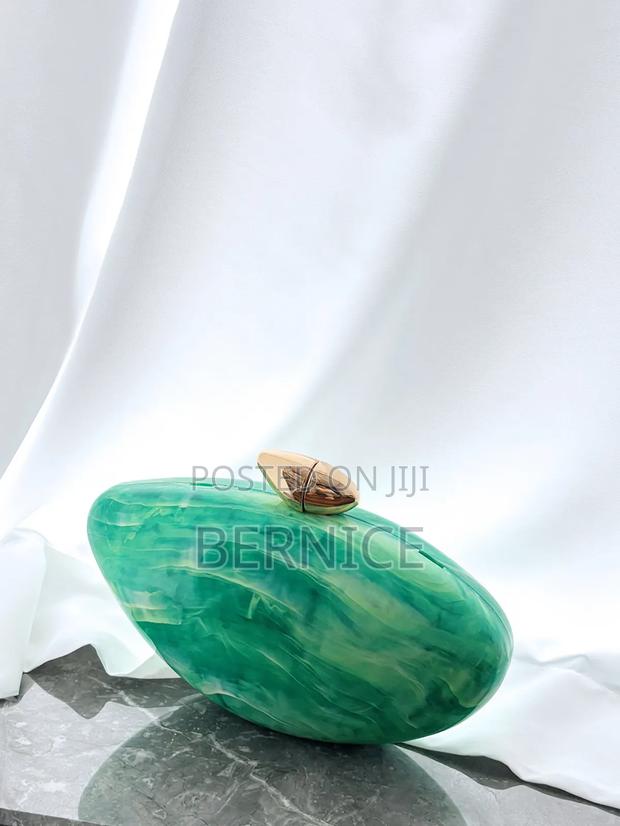 Elegant Blue Oval Clutch Bag – Stylish Unique Acryclic Design · Photo 2