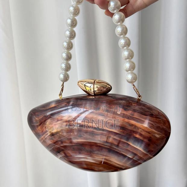 Elegant Blue Oval Clutch Bag – Stylish Unique Acryclic Design · Photo 6