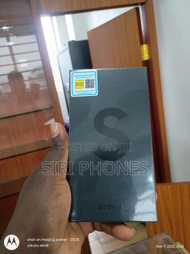 New Samsung Galaxy S22 5G 256 GB Black · Photo 1
