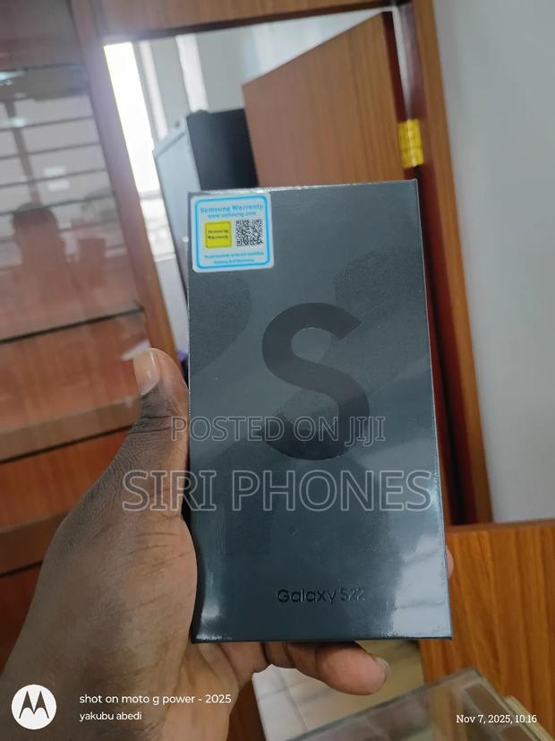 New Samsung Galaxy S22 5G 256 GB Black · Photo 2