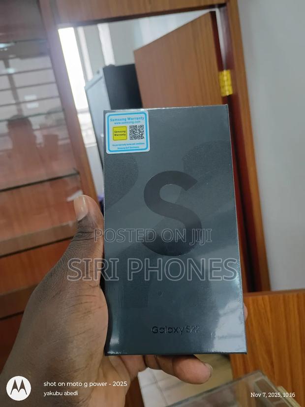 New Samsung Galaxy S22 5G 256 GB Black · Photo 3