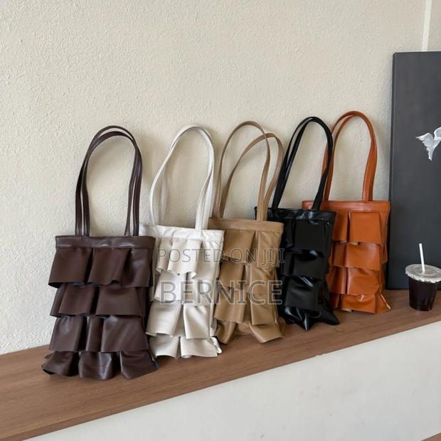 Elegant Black Ruffle Tote Bag – Chic Trendy Style · Photo 2