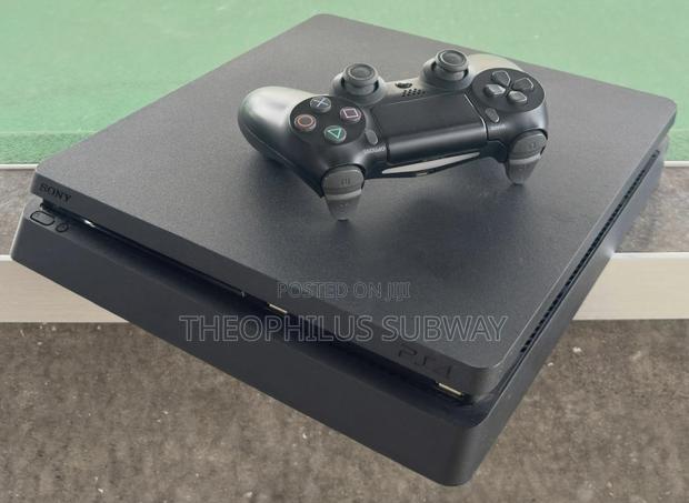 Fresh New Ps4 Slim. 1 Controller. 10 Games · Photo 1