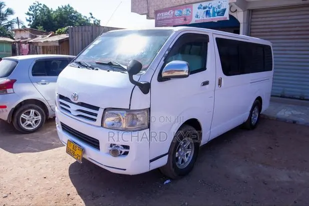Toyota HiAce 2010 White · Photo 1