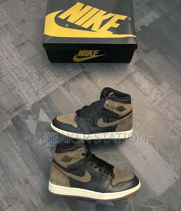 Air Jordan Retro 1 High Palomino Sneakers · Photo 2