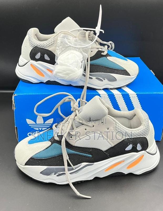 Adidas Yeezy Boost 700 · Photo 1