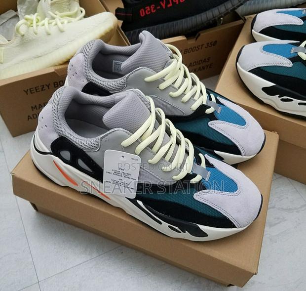Adidas Yeezy Boost 700 · Photo 2