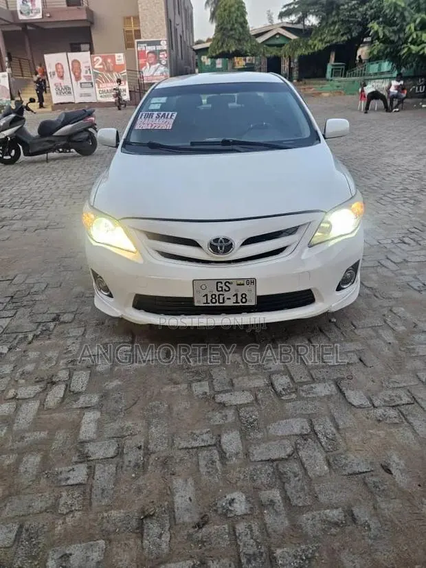 Toyota Corolla 2012 White · Photo 1