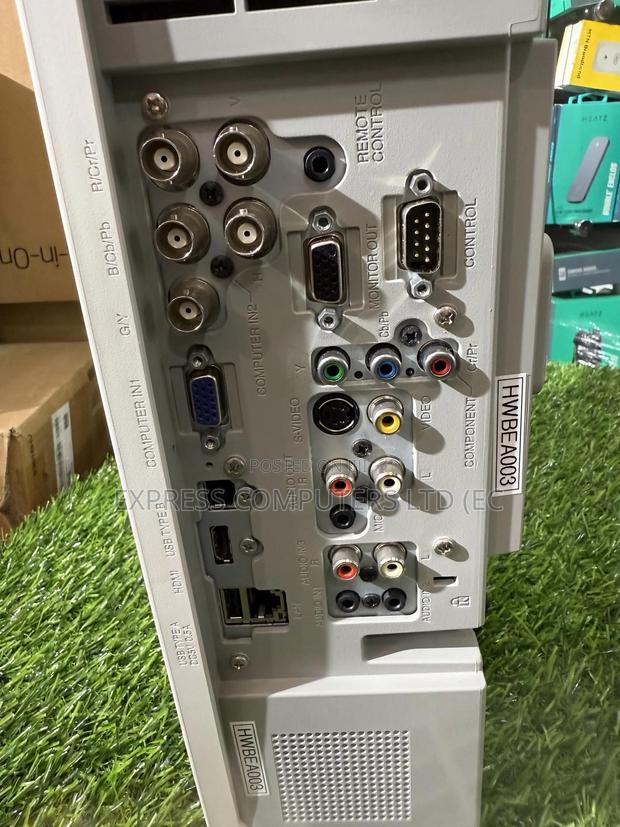 Hitachi 4000 Lumen Original Conference Projector With Remote From Uk · Photo 5