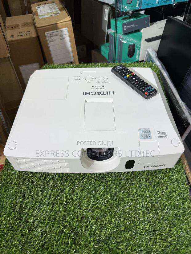 Hitachi 4000 Lumen Original Conference Projector With Remote From Uk · Photo 1