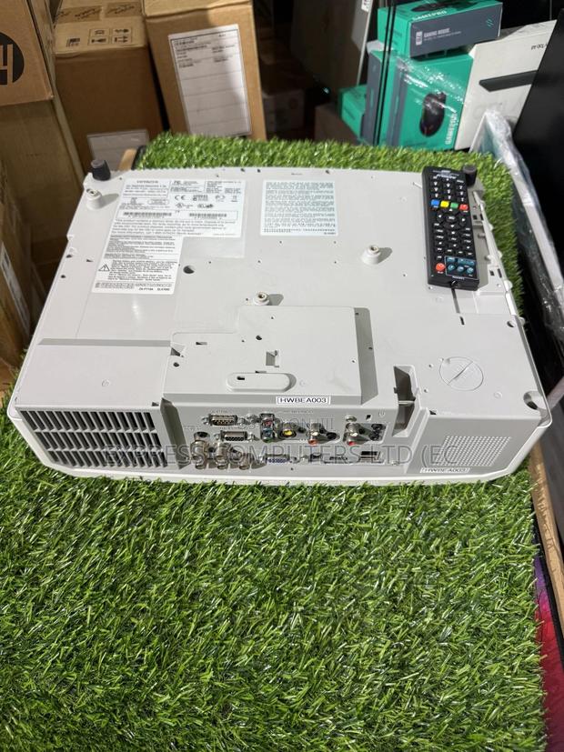 Hitachi 4000 Lumen Original Conference Projector With Remote From Uk · Photo 3